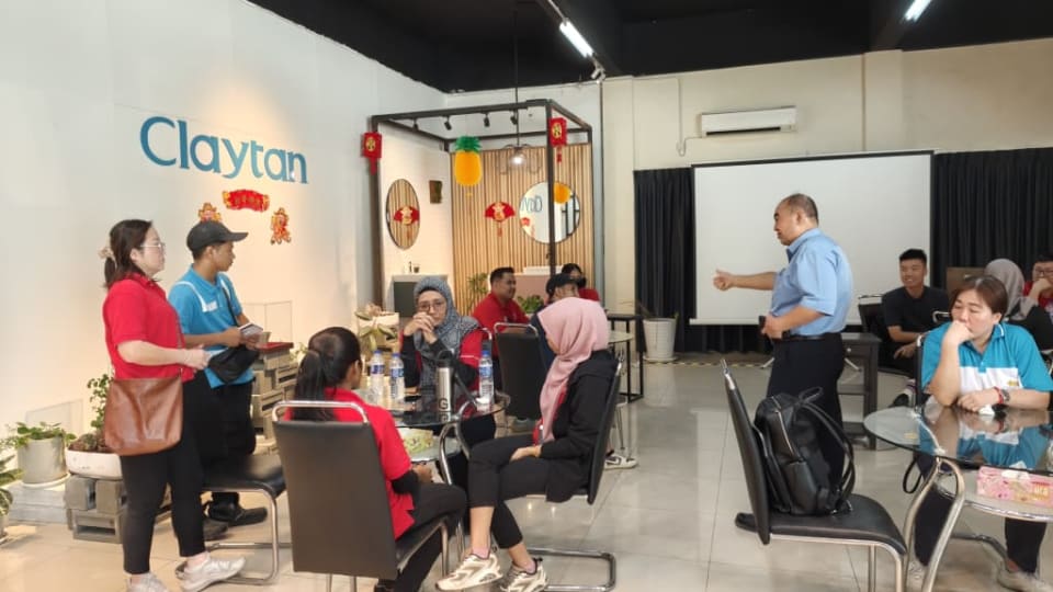 Clayton factory representative sharing technical knowledge